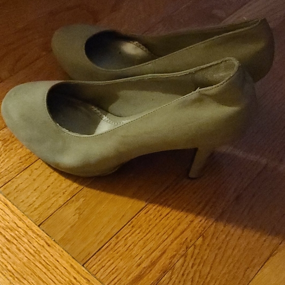 Shoes - Picture 3 of 6